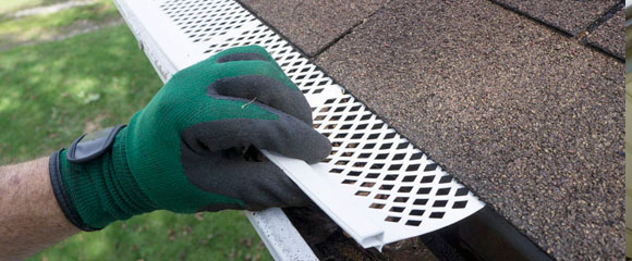 Dakgootbescherming rooster plaatsen