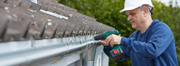 Dakgootbescherming rooster plaatsen